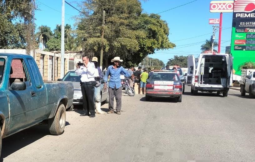 Con una herida en su brazo terminó un motociclista al chocar con una camioneta en Guasave