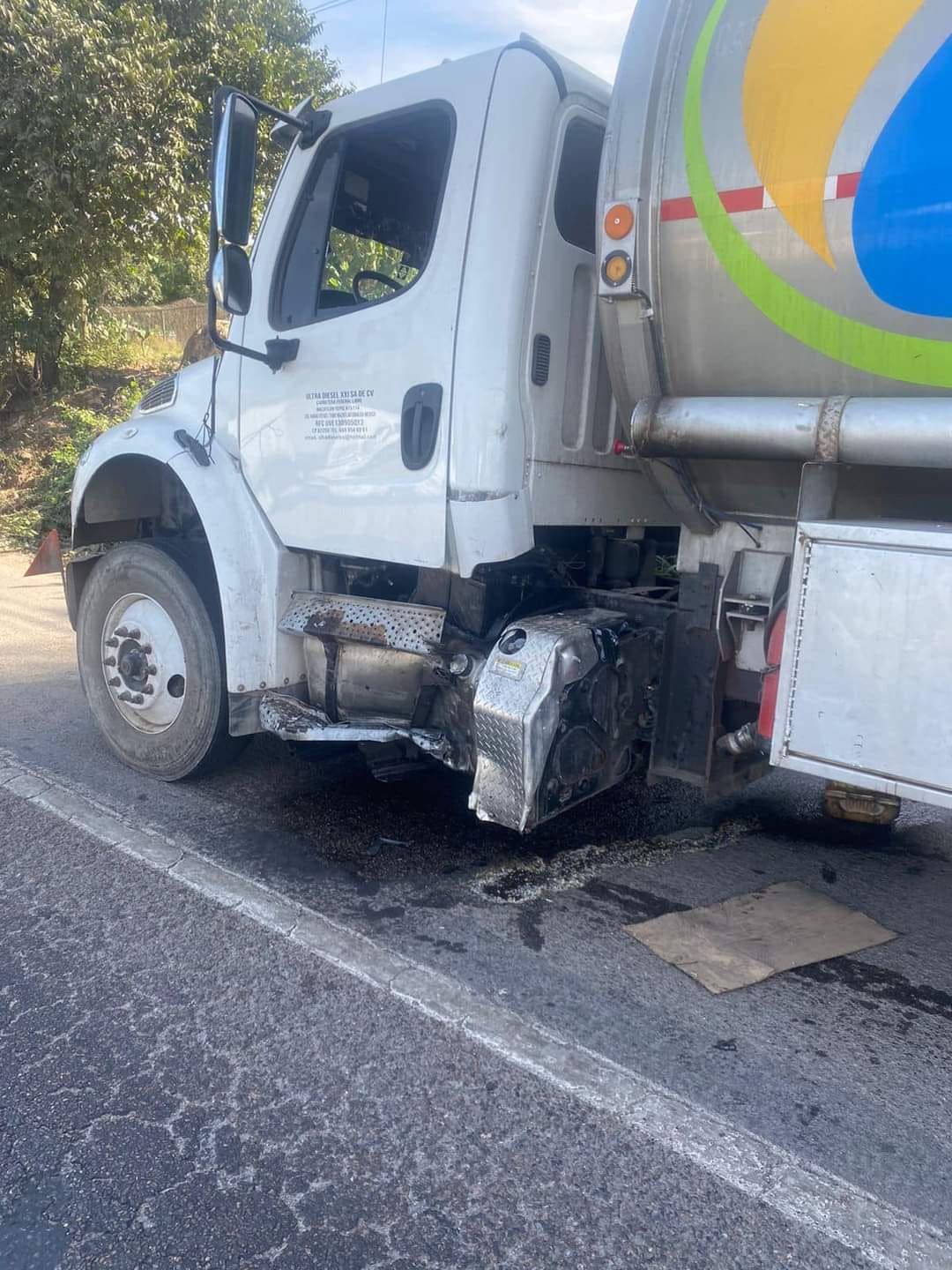 Choca camioneta contra camión que transportaba diésel cerca de Villa Unión, al sur de Mazatlán
