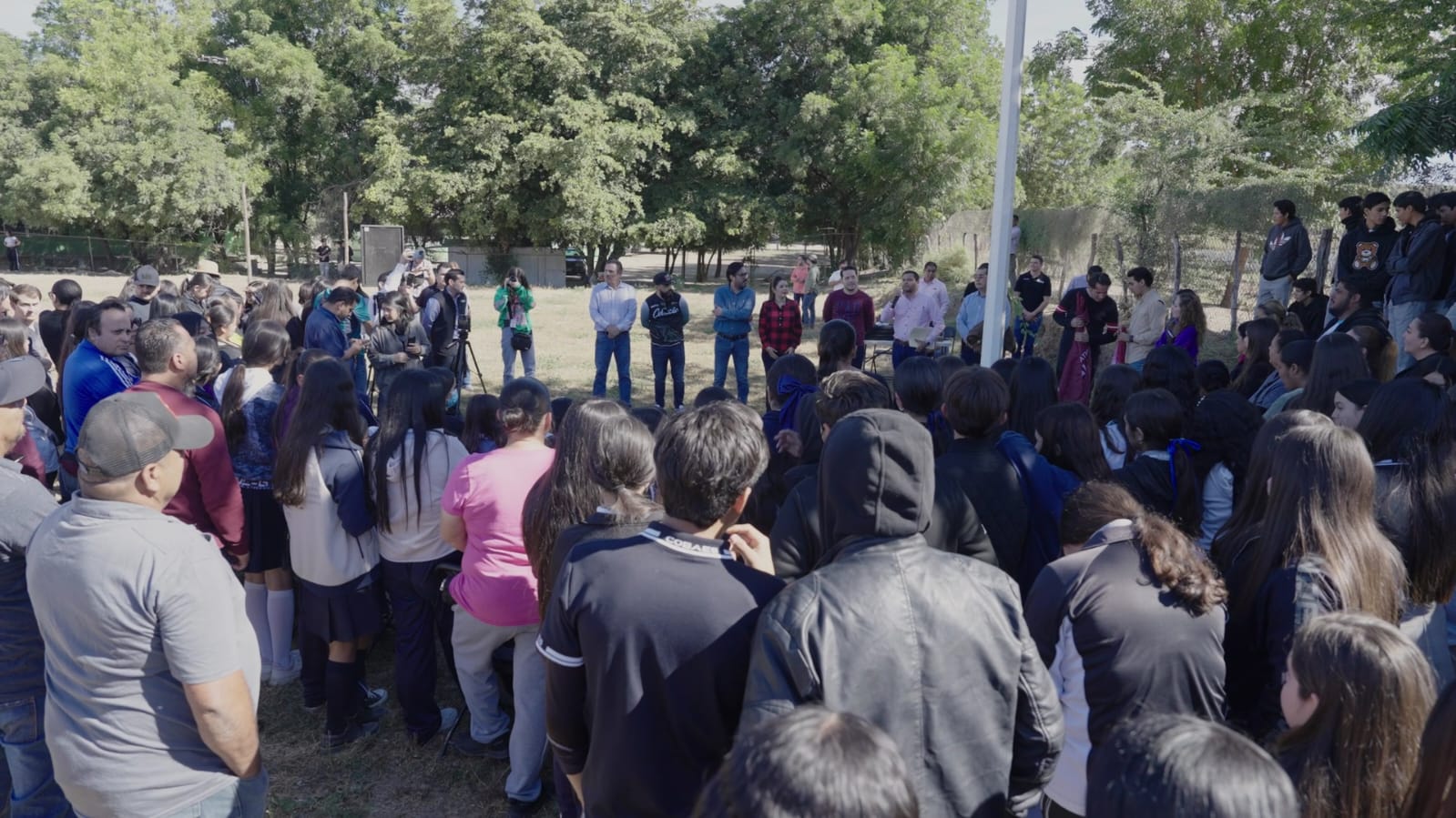 Gámez Mendívil da banderazo de inicio a construcción de cancha de futbol en Jesús María