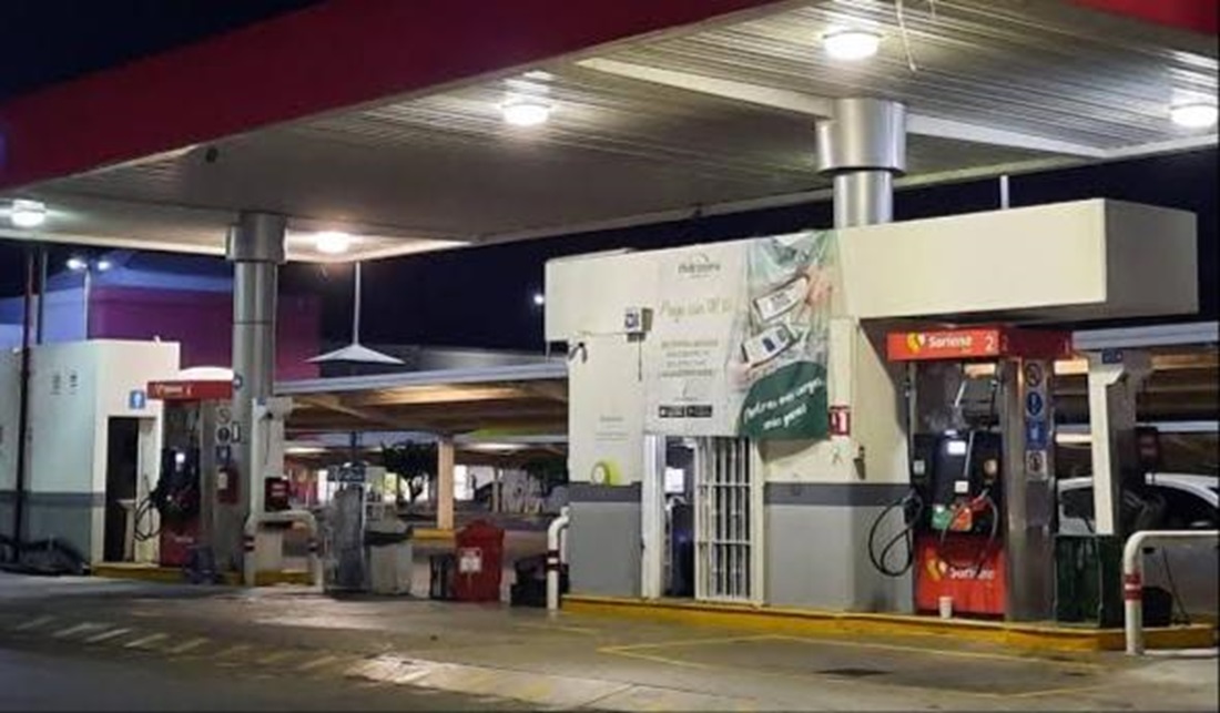 ¡Van dos! De nuevo en una gasolinera despojan camioneta 2022, en Culiacán