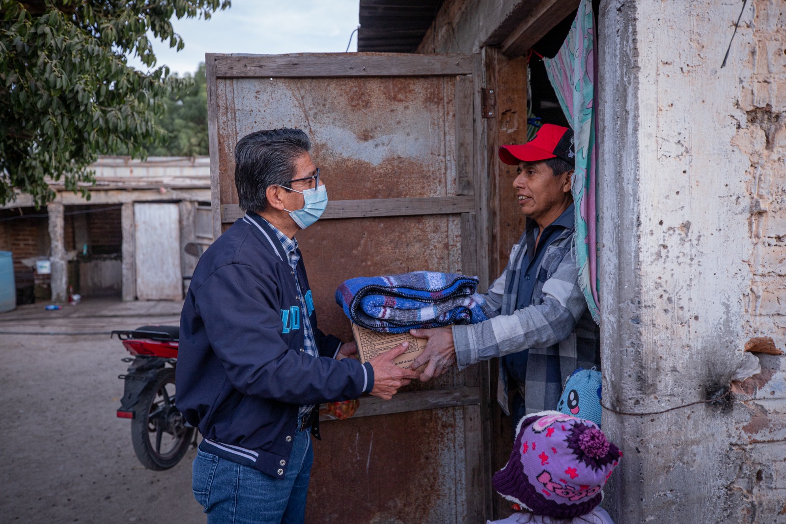 El DIF Guasave lleva cobijas y despensas a familias de jornaleros en El Campestre