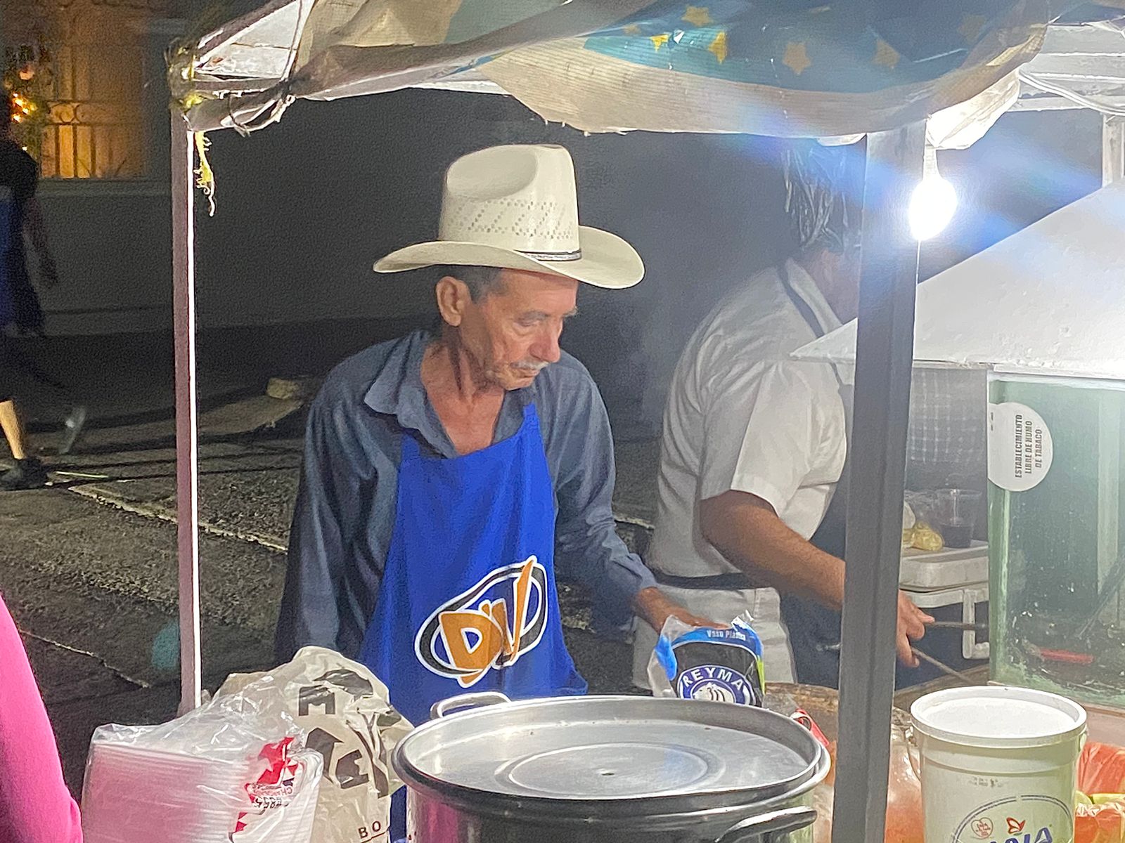 “Don Churras” el taquero solitario, comenzó vendiendo dos tacos al día y hoy se le acaba todo en dos horas