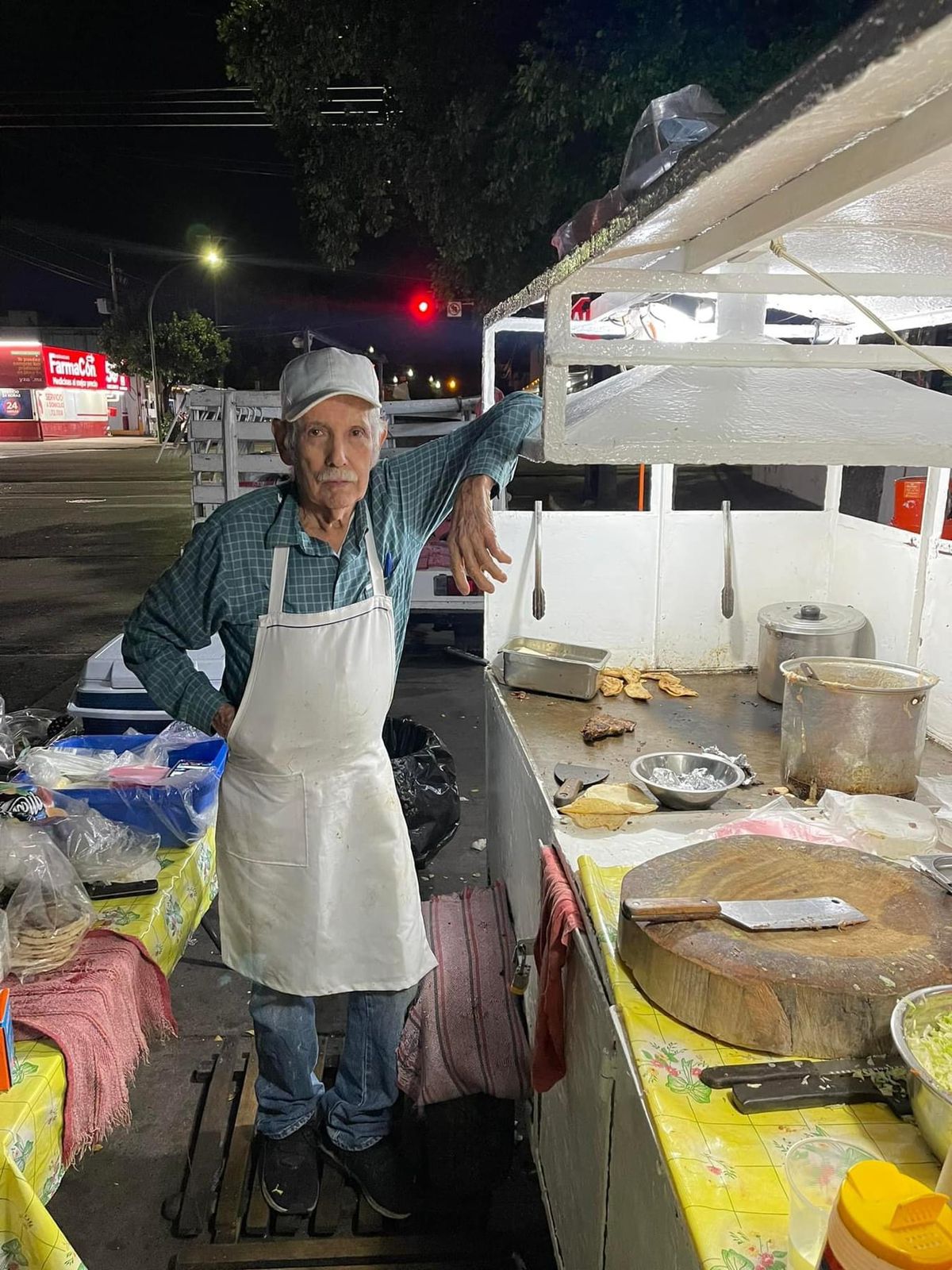 Don Inés, otro adulto mayor que vende su clásica torta y tacos en Culiacán