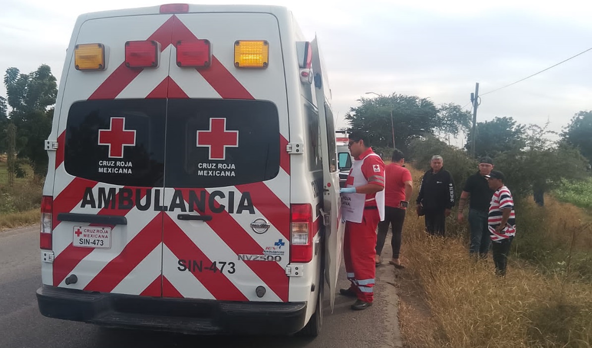 Dos hombres resultan lesionados al derrapar en motocicleta en carretera de Guasave