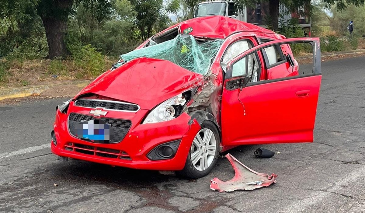 Dos lesionados en volcadura en El Fuerte