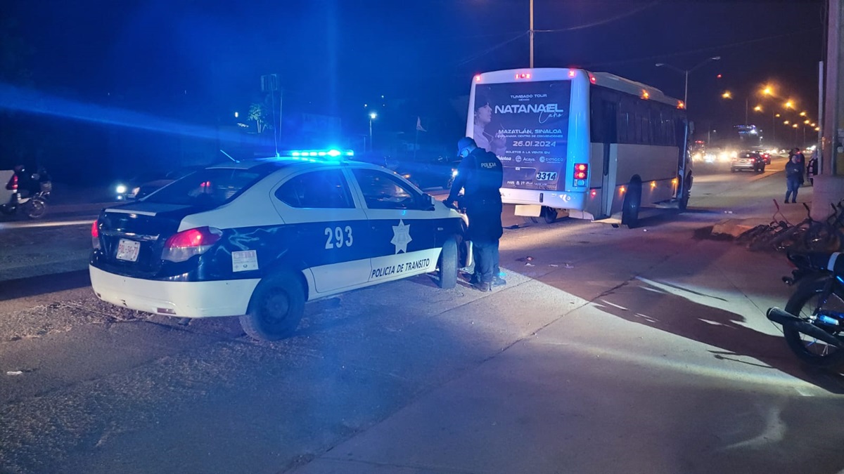 Motociclistas resultan lesionados tras impactarse contra camión urbano en Mazatlán