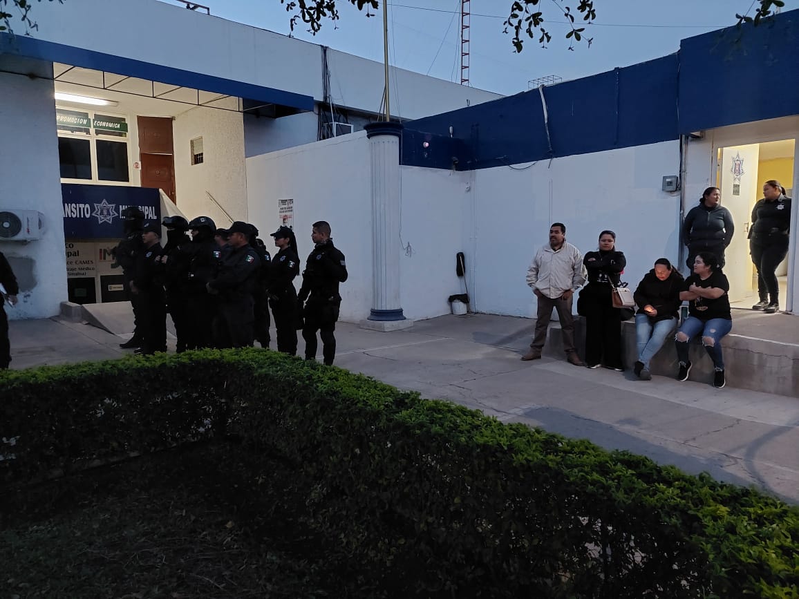 Se manifiestan elementos de la DSPyTM en Salvador Alvarado; buscan la remoción del director Sergio Lagunes Inclán