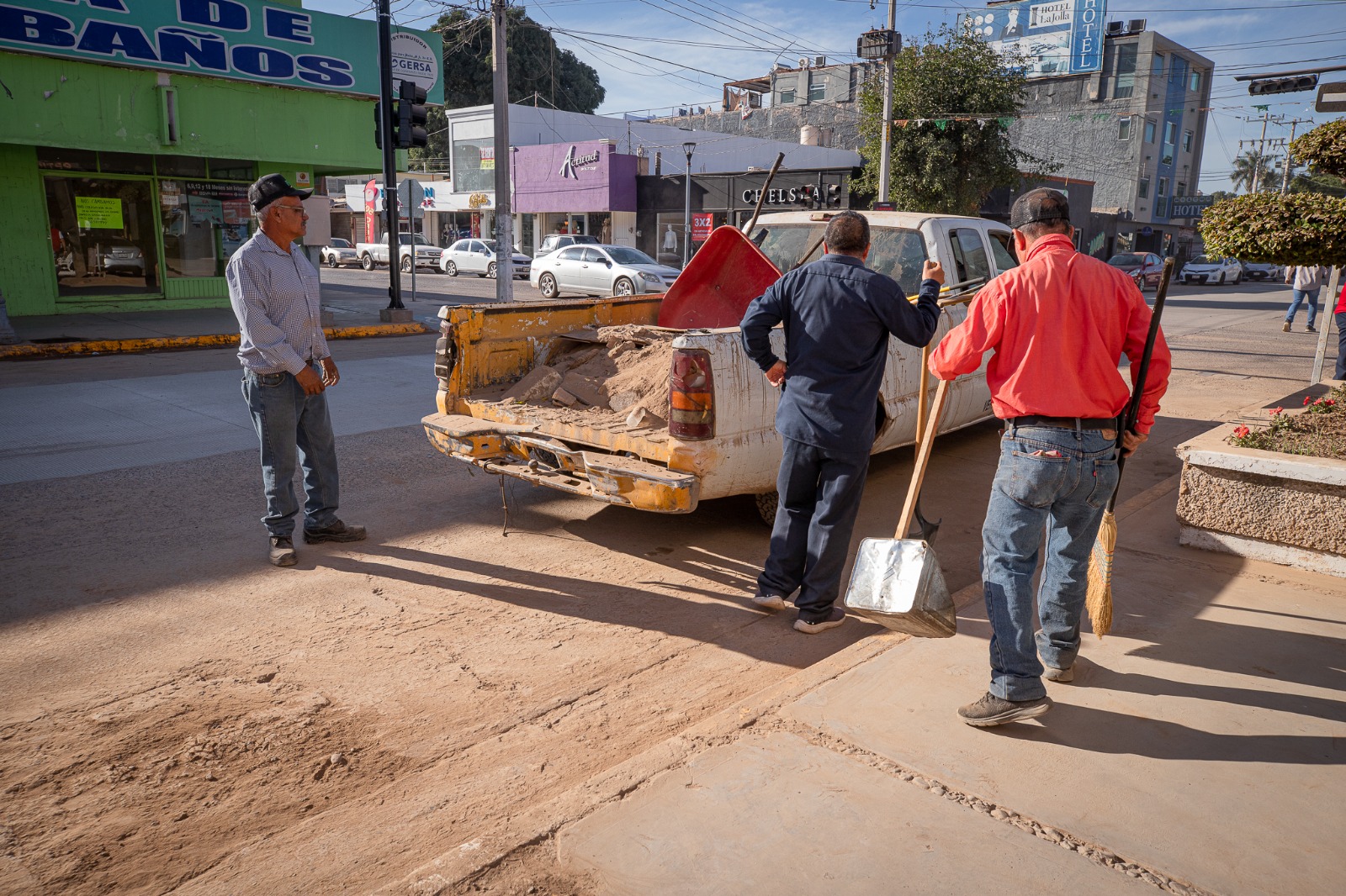 En Guasave, aceleran trabajos de limpieza en la calle Cuauhtémoc; pintarán guarniciones y pasos peatonales