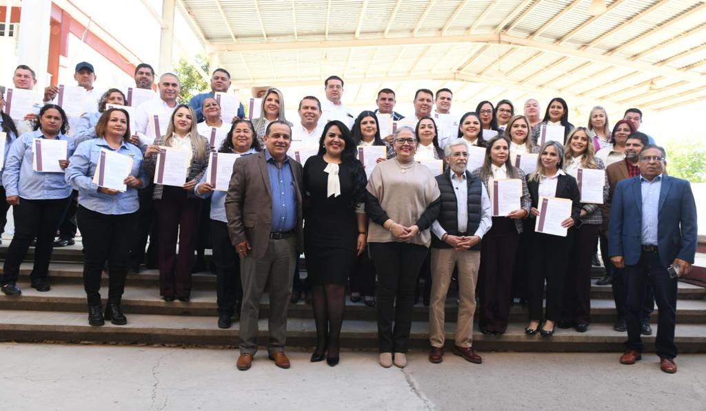 Entregan 36 nombramientos a docentes y administrativos de la ENEF