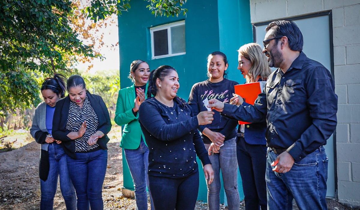 Gámez Mendívil entrega 23 acciones de viviendas en Tepuche