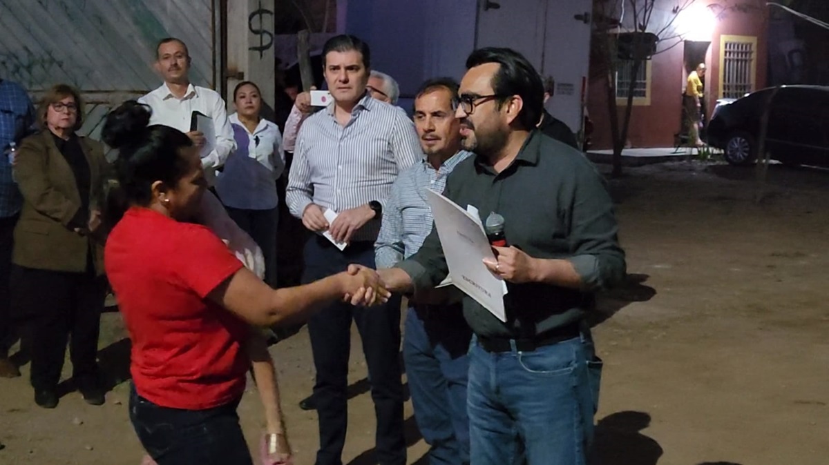 Gámez Mendívil entrega alrededor de 50 títulos de propiedad en la Ampliación Loma de Rodriguera