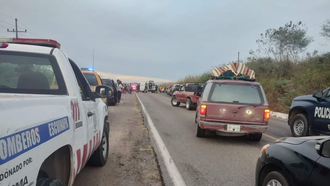 Familia se vuelca en su camioneta sobre la Carretera México 15 en Escuinapa