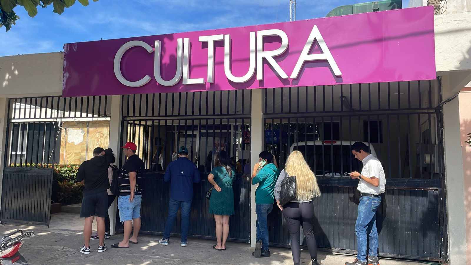 Se arma la fila para venta de boletos del Carnaval de Mazatlán 2024 y sus conciertos