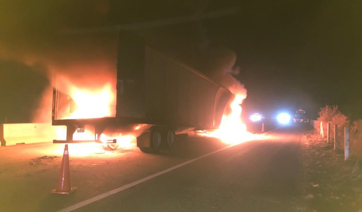 Fuego consume tráiler tras chocar contra muro de contención por La Costera, en Angostura