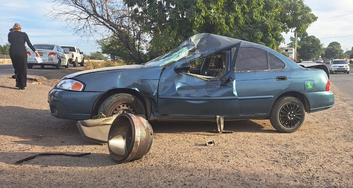 Llanta de tráiler se desprende e impacta a vehículo sobre la México 15, en Guasave