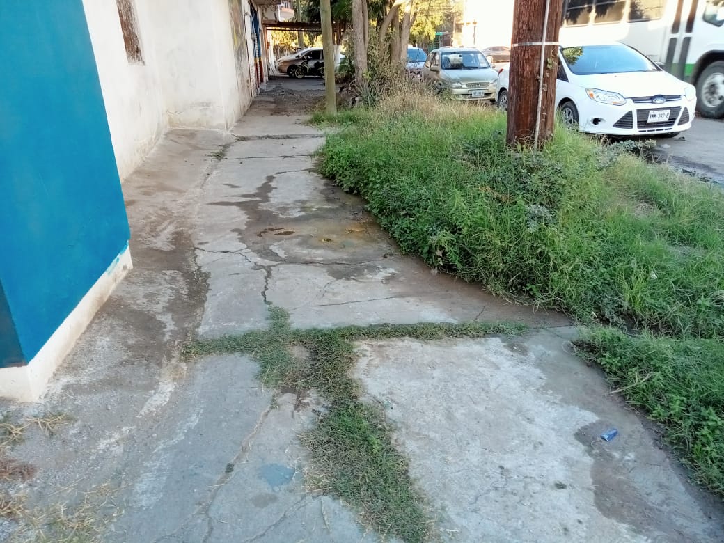 Fuga de agua afecta viviendas en Mazatlán y no dan respuesta las autoridades en varios meses