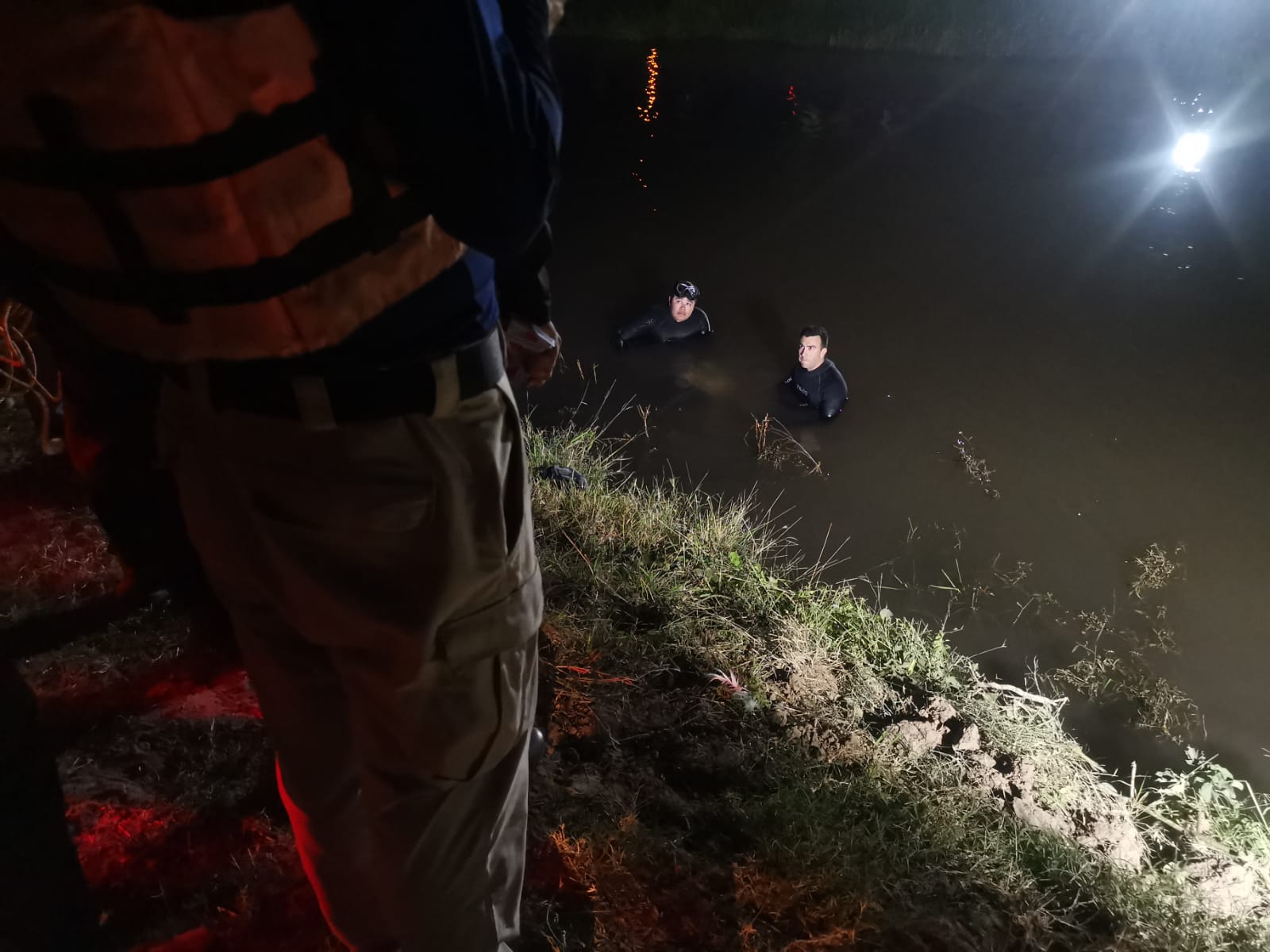 Tras varias horas de búsqueda localizan sin vida al motociclista que cayó al canal Sevelbampo en Ahome