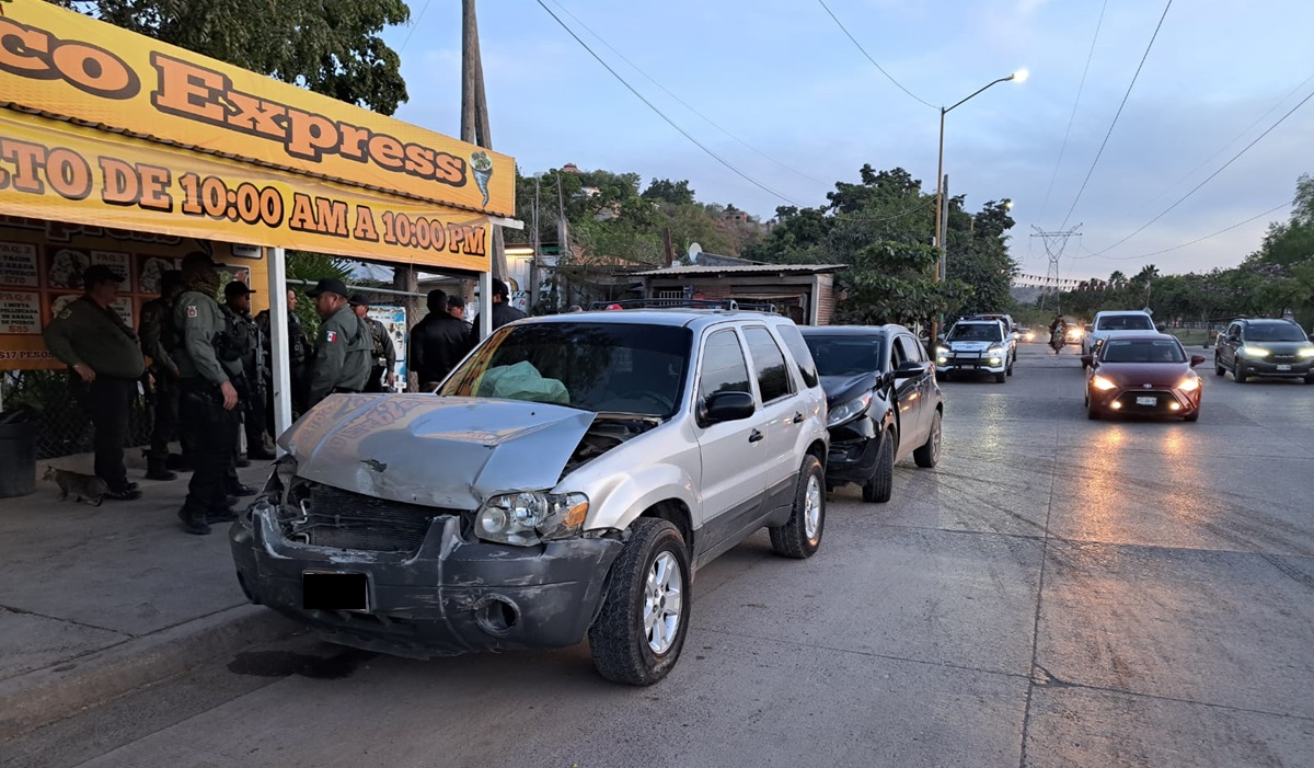 Hombres armados chocan y despojan vehículo para huir, en Culiacán