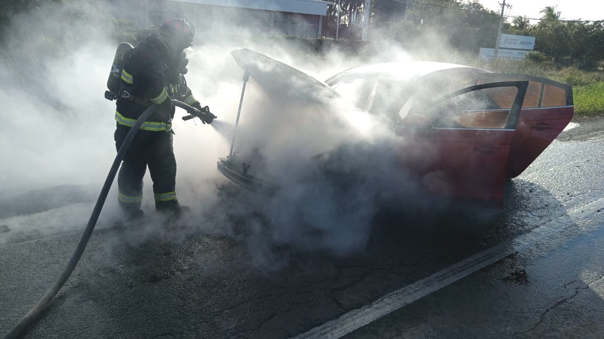Arde vehículo sobre la carretera México 15, cerca del aeropuerto de Mazatlán