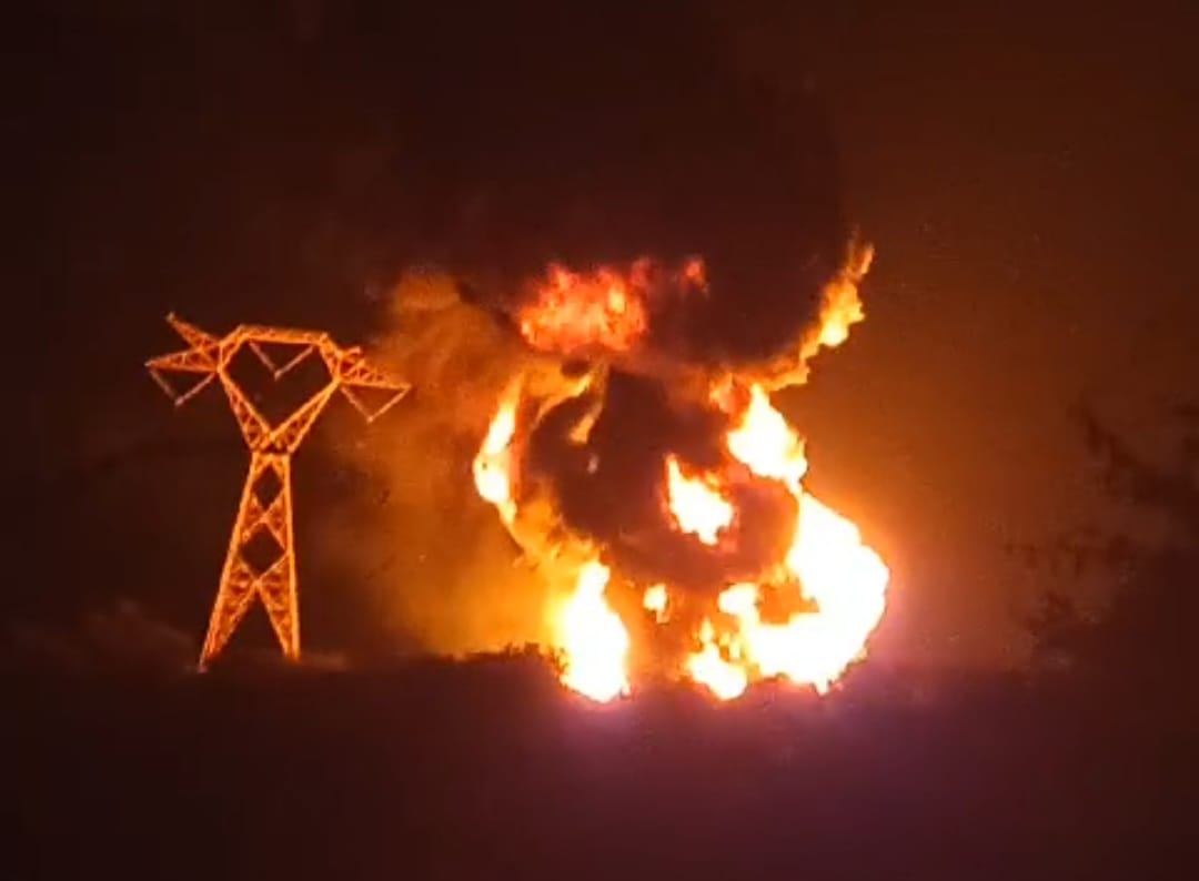 Se registra fuerte incendio en bodega de camiones en el fraccionamiento Santa Fe de Mazatlán