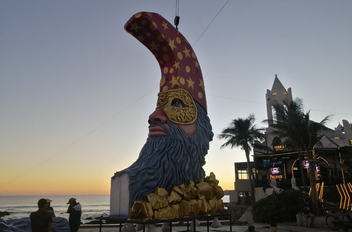 Los tradicionales monigotes gigantes invaden el malecón de Mazatlán y anuncian la llegada del Carnaval