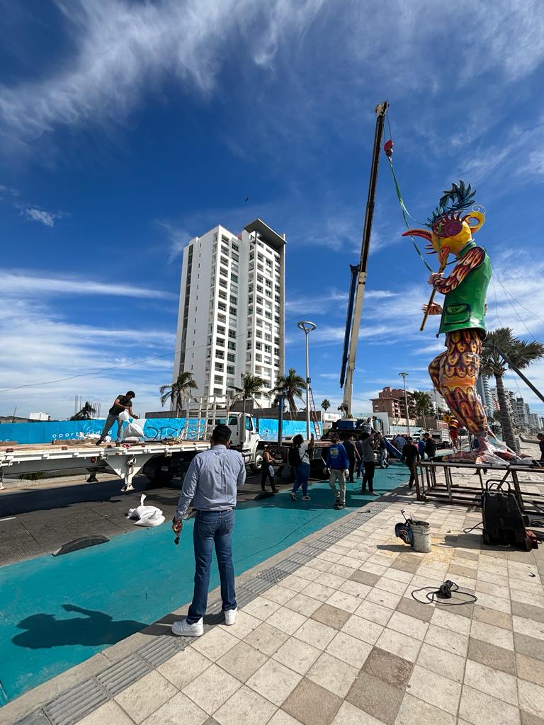 Instalan monogotes en el malecón de Mazatlán