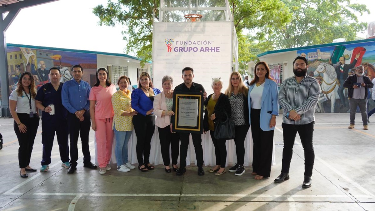 Apadrina ARHE a escuela en Mazatlán y su presidente, Juan José Arellano recibe reconocimiento por labor altruista