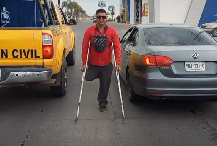 Ni lo sindicalizan, ni le dispensan el pago de las terapia tras perder una pierna; a Marco lo atropelló una patrulla en Guasave