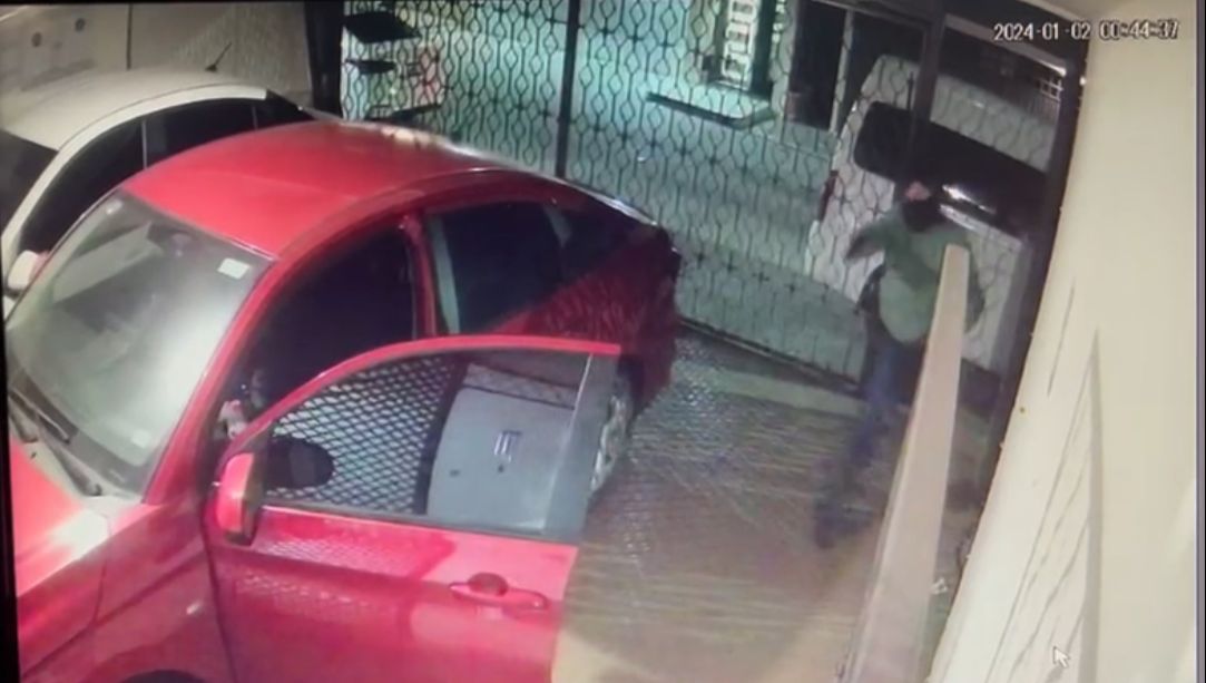 VIDEO COMPLETO: ¡Le cierran el portón tres veces! ‘Robacarros’ pasa mal rato al despojar el Yaris rojo, en Culiacán