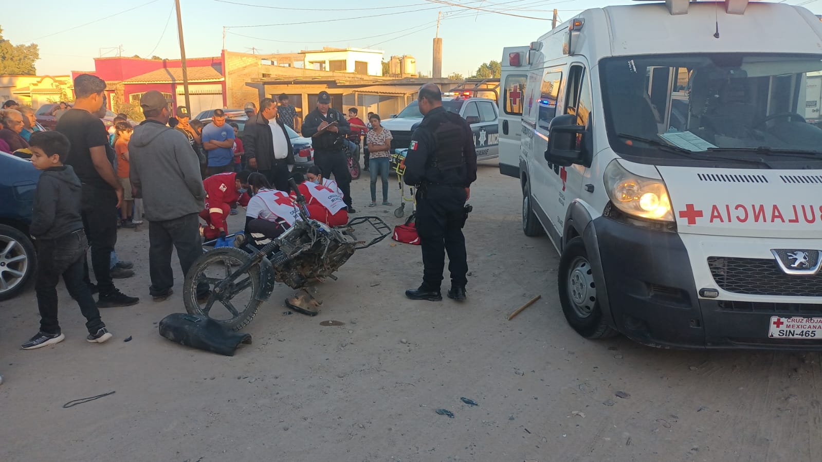 Motociclista se estrella contra un carro en Guasave y termina lesionado
