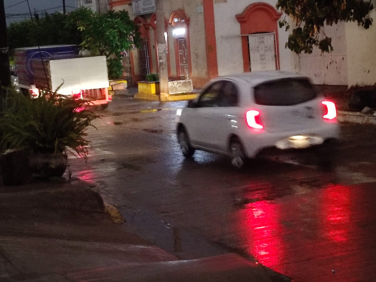 Tienen noche calurosa en el sur de Mazatlán y llega ligera lluvia a refrescar
