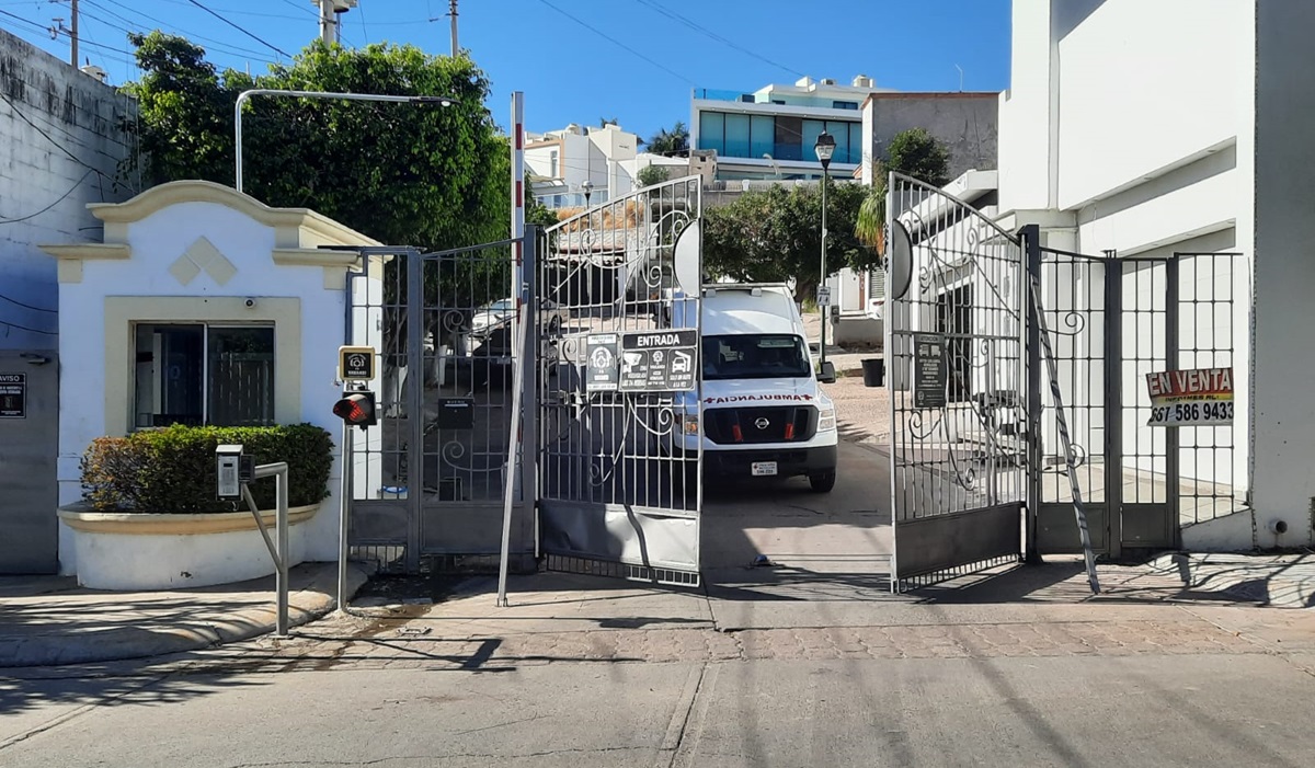 Lo contratan para quitar las luces navideñas de una casa y muere electrocutado, en Culiacán
