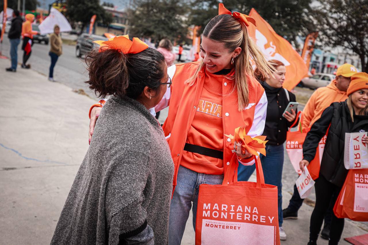 Mariana Rodríguez cierra precampaña con selfies, calcas y regala moños ‘coquette’ muy fosfo fosfo
