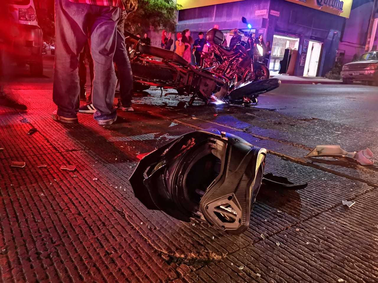 Dos motociclistas resultan con lesiones de consideración tras sufrir accidente en La Cuchilla en Los Mochis