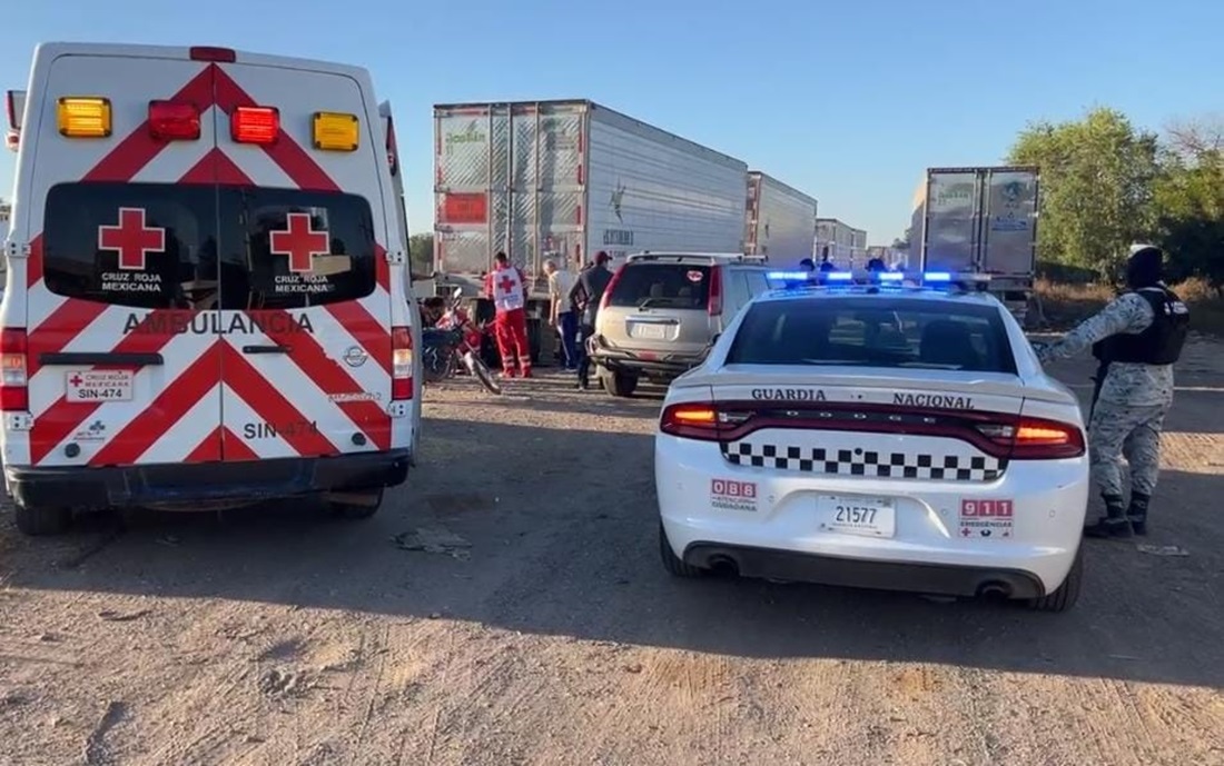 Motociclista lesionado tras derrapar e impactarse contra tráiler estacionado sobre la México 15, en Guasave  