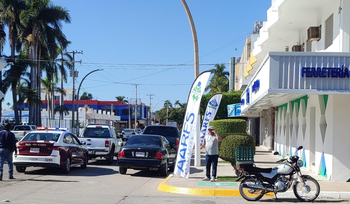 Motociclista termina en el pavimento tras impactarse con camioneta que no respetó el alto, en Los Mochis