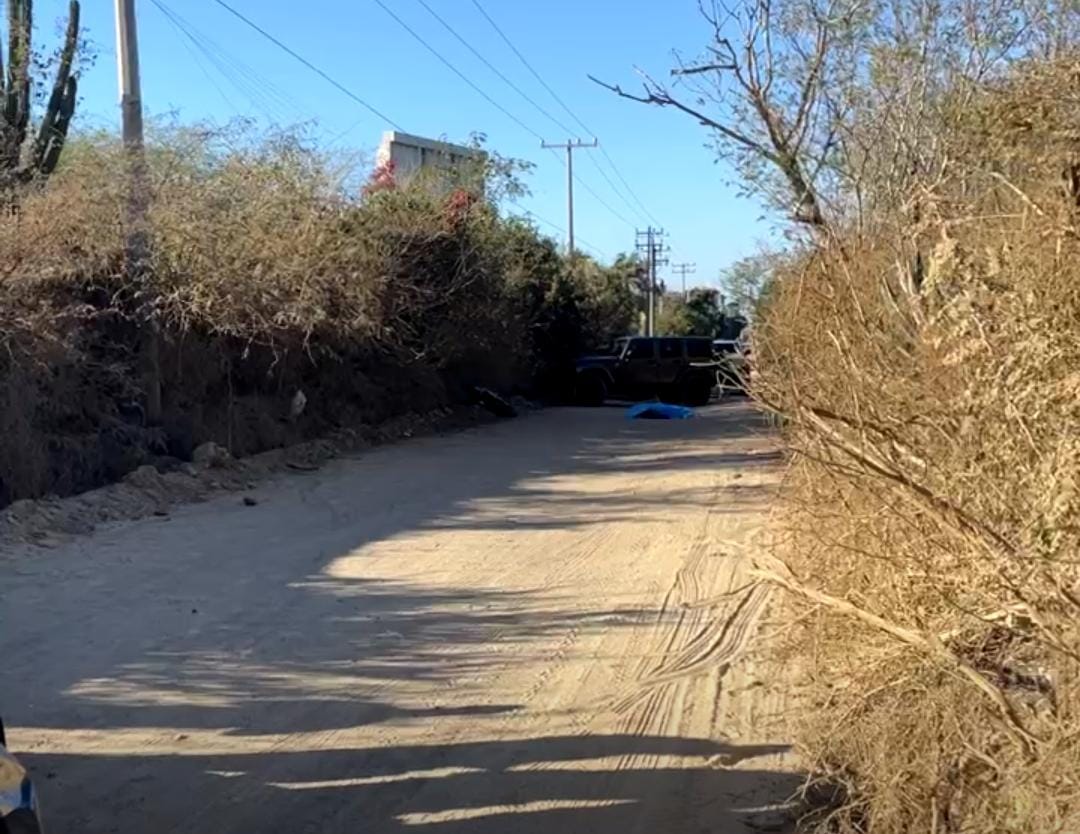 Motociclista fallece tras sufrir derrape en camino de terracería al norte de Mazatlán