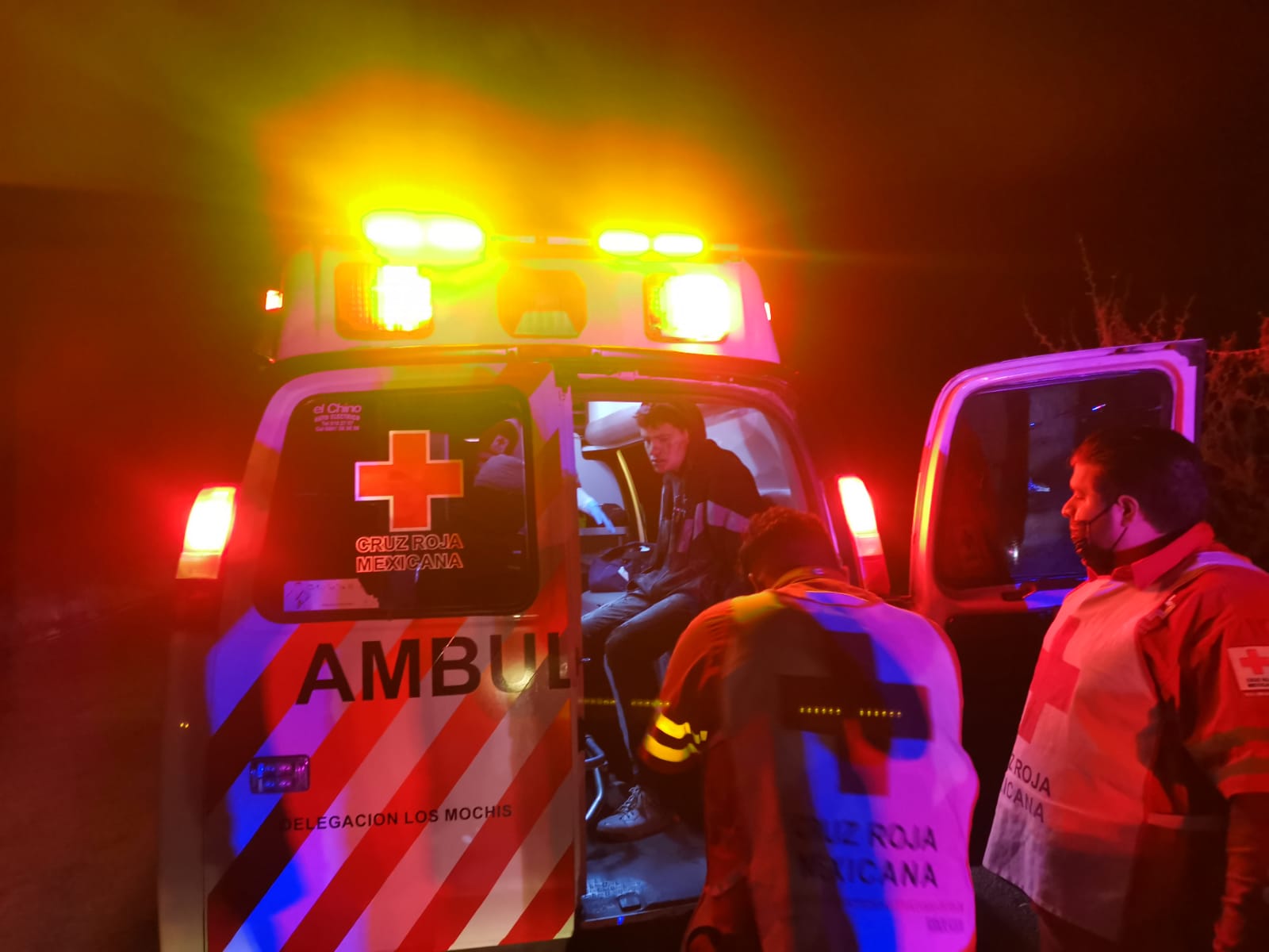 Accidente en el entronque de Ohuira y Flores Magón en Ahome, deja dos motociclistas con lesiones de gravedad