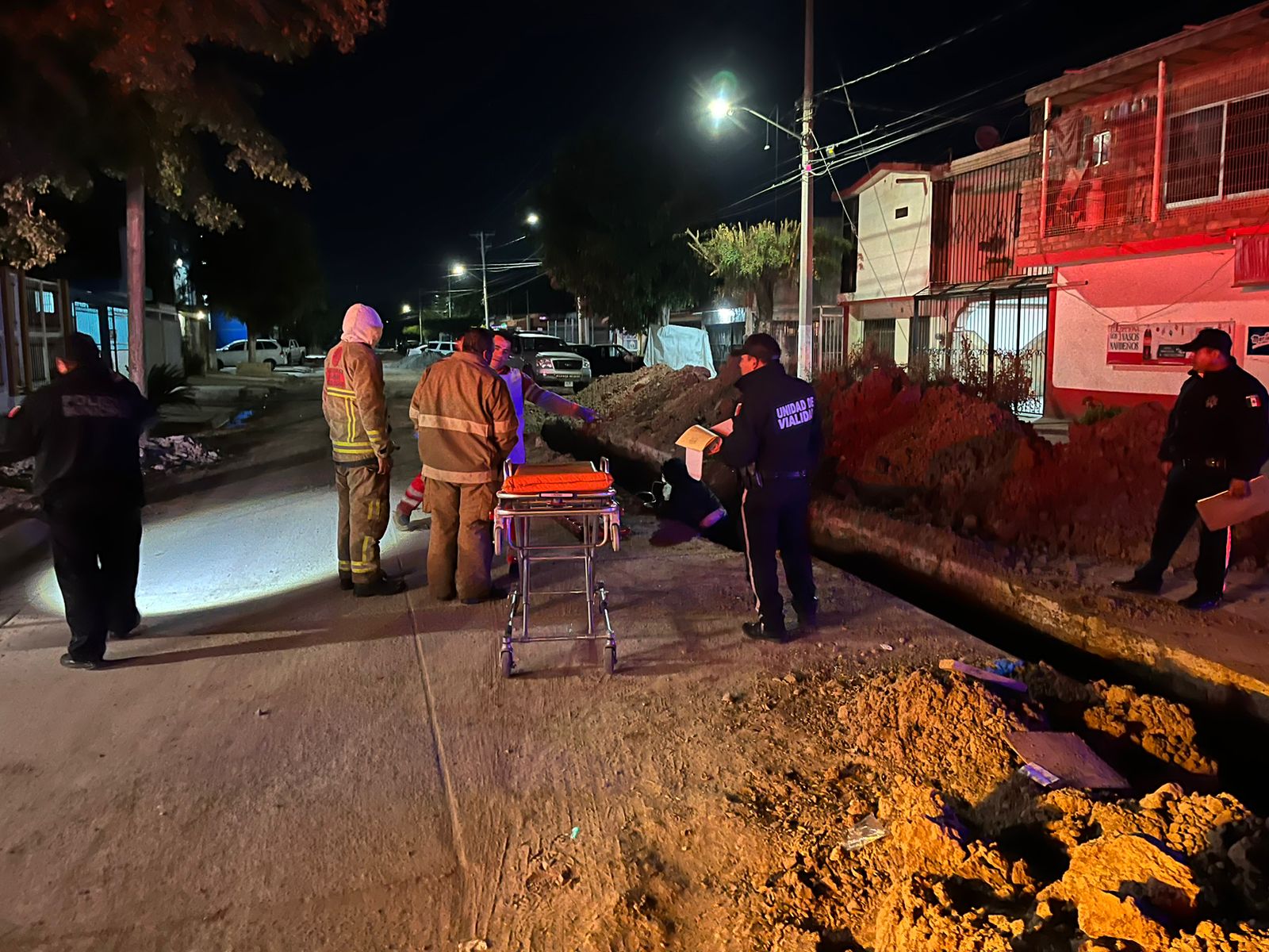 Motociclistas caen a una zanja en Los Mochis, una mujer resultó con lesiones de consideración