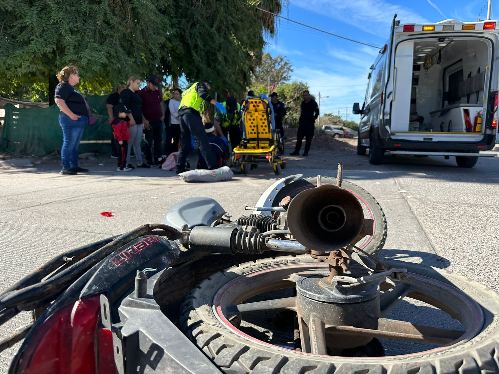 Motociclista termina siendo arrollado por el conductor de un vehículo en Los Mochis