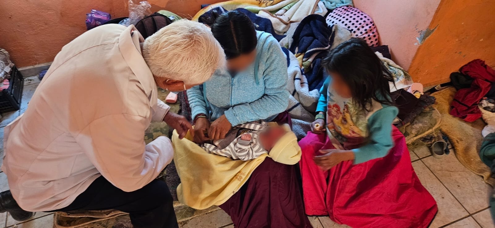 Nace bebé en cuartería de jornaleros en Guasave; Salud municipal lo traslada al Hospital General
