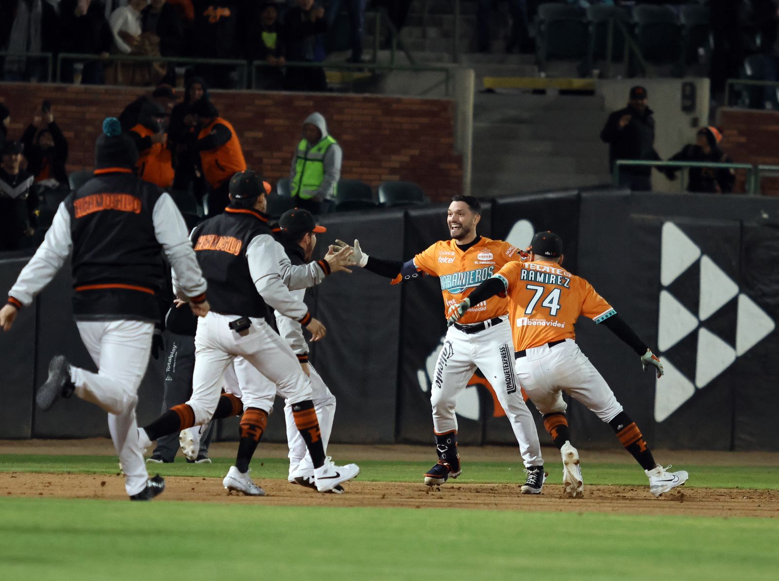 En Extrainnings, los Naranjeros vencen a Mexicali y toman ventaja en las semifinales de la LMP