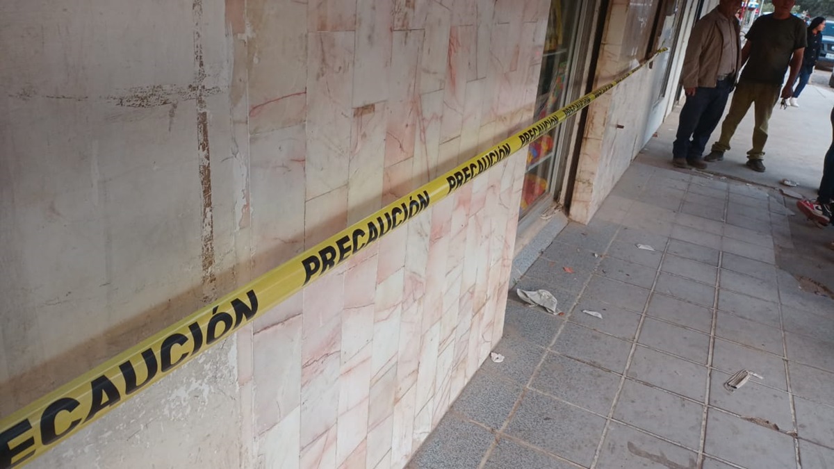 ¡Con bebé en brazos! Una pareja hiere a balazos a propietario de un súper en asalto, Guasave