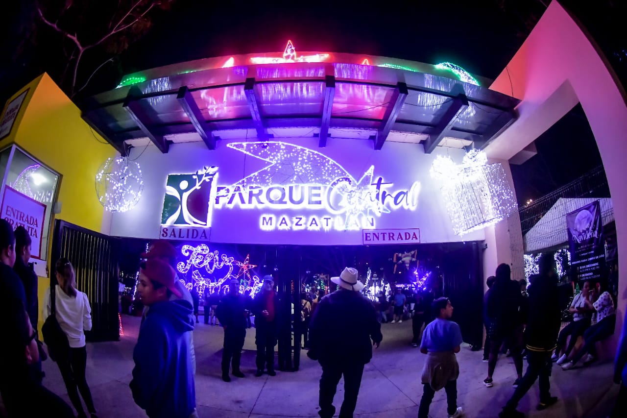 Reyes listos para consentir a los pequeños de Mazatlán en el Parque Central