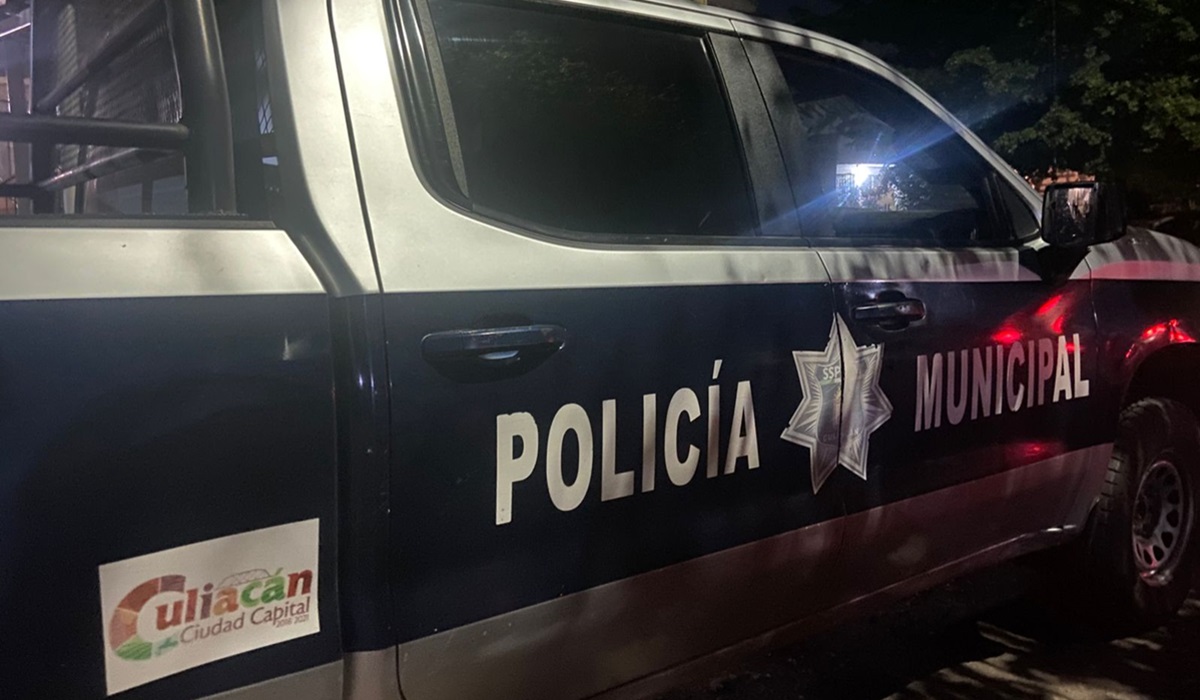 Sujetos con armas largas bajan de Tacoma sin placas y despojan una Cheyenne en Culiacán