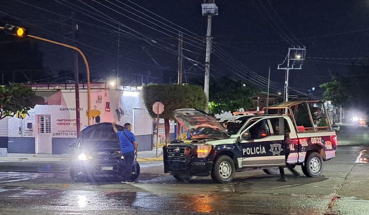 Patrulla se pasa semáforo en rojo y choca contra vehículo en Culiacán
