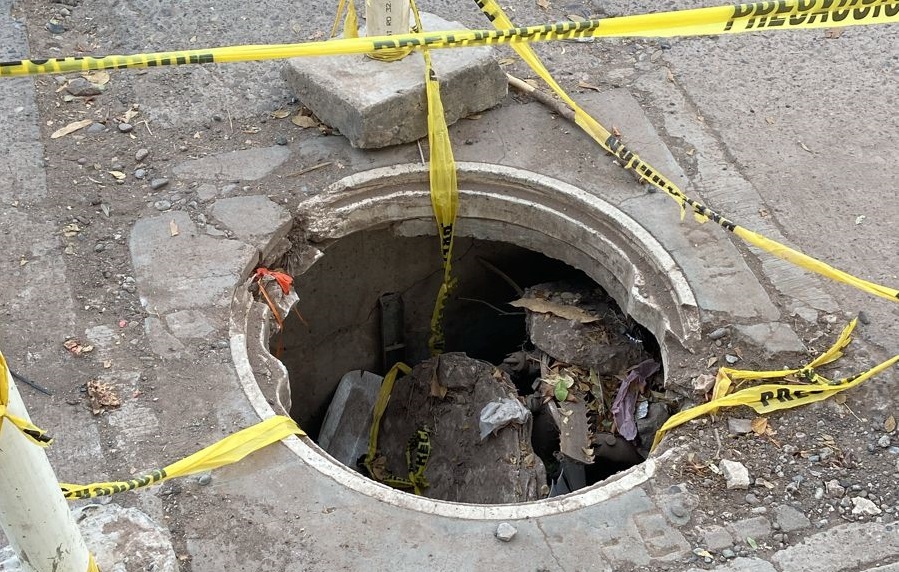 Reportan padres de familia peligro de cables de alta tensión frente a primaria de Las Flores, Los Mochis