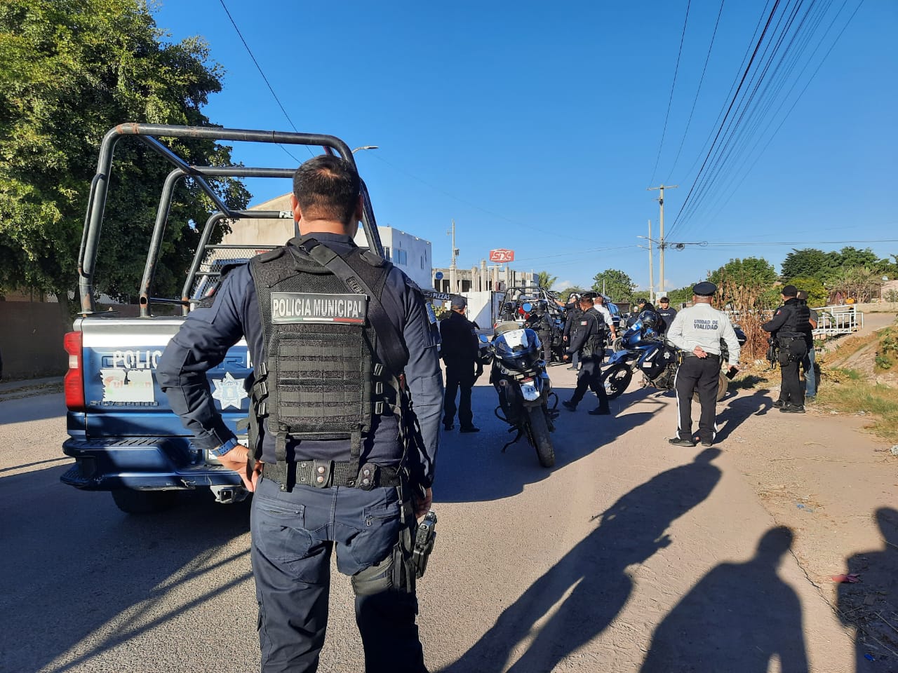 ¡Hay un detenido! Policía del escuadrón motorizado derrapa durante persecución de un motociclista, al sur de Culiacán