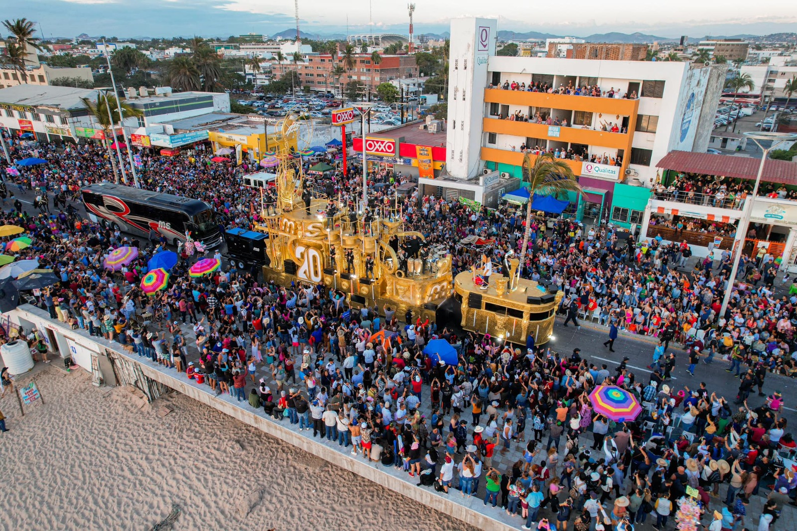 ¡Son de 100 y 250! Ya rentan sillas para ver el desfile del Carnaval de Mazatlán