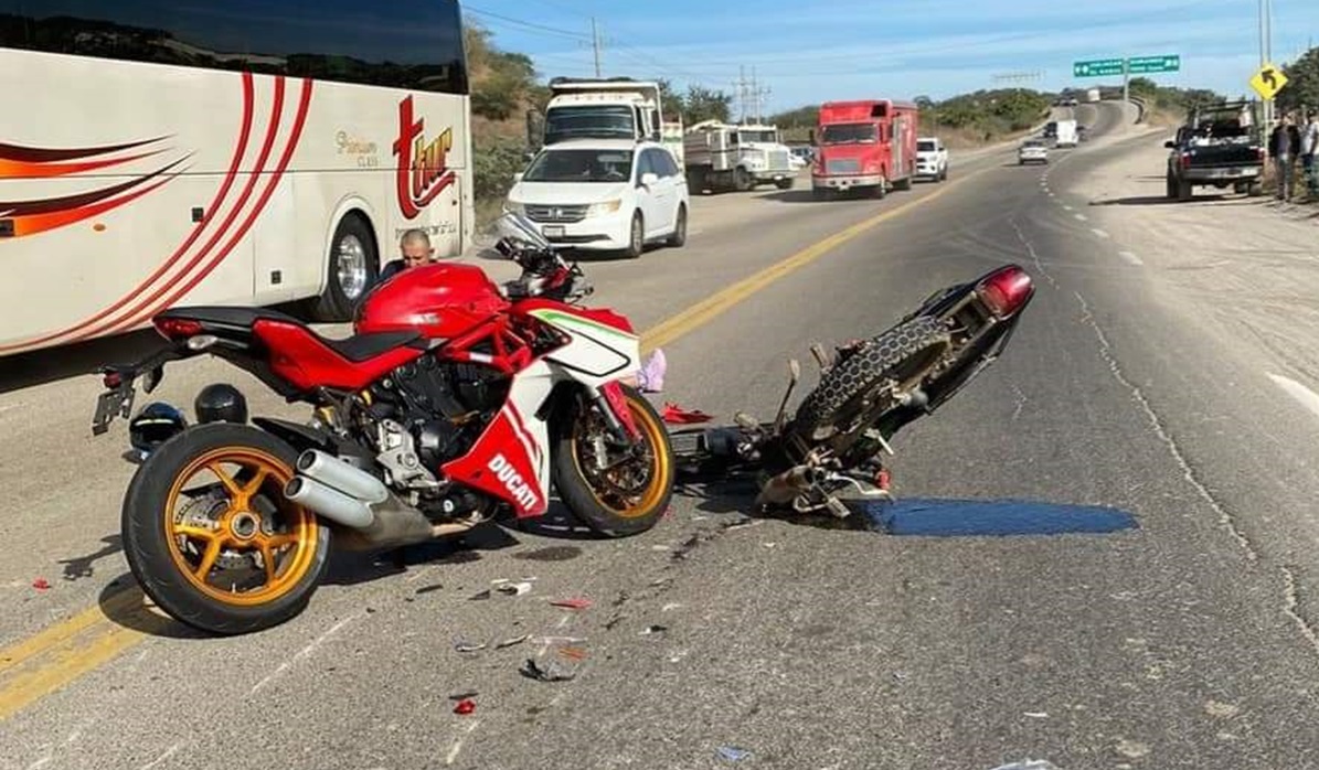 Se le voló la cachucha y cuando intentó retornar fue impactado por moto deportiva, en Mazatlán
